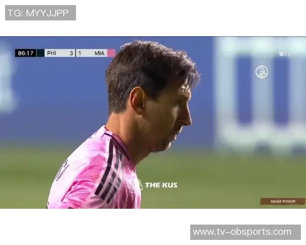 梅西怒斥裁判任意球争议现场频繁摆球与手势互动引发热议