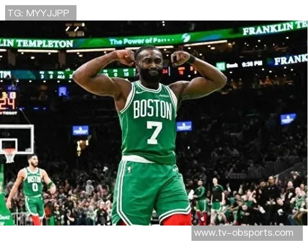 杰伦布朗三分球表现出色并为豪泽破纪录加油的精彩瞬间 杰伦布朗三分球表现出色并为豪泽破纪录加油的精彩瞬间